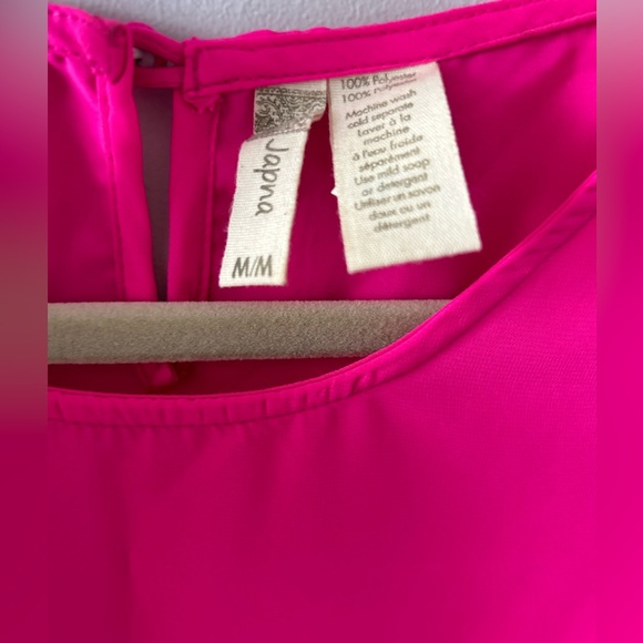 Sleeveless crew neck fuchsia top with details on sleeves and bottom. - Picture 2 of 3